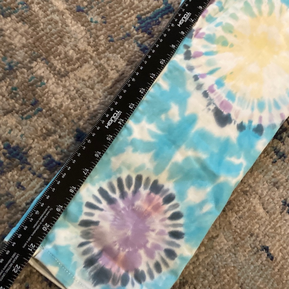 NWT Torrid Women's Tie-Dye Crop Jeans in Pastel Blue and Pink - Picture 2 of 9